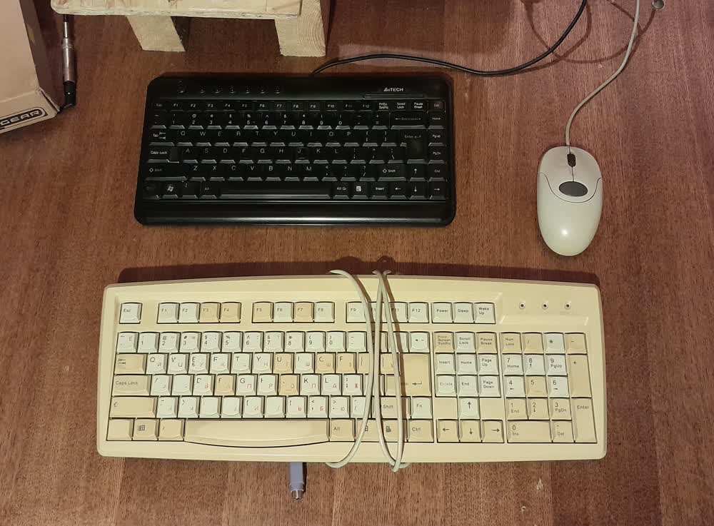 компактная и полноразмерная клавиатуры, мышь