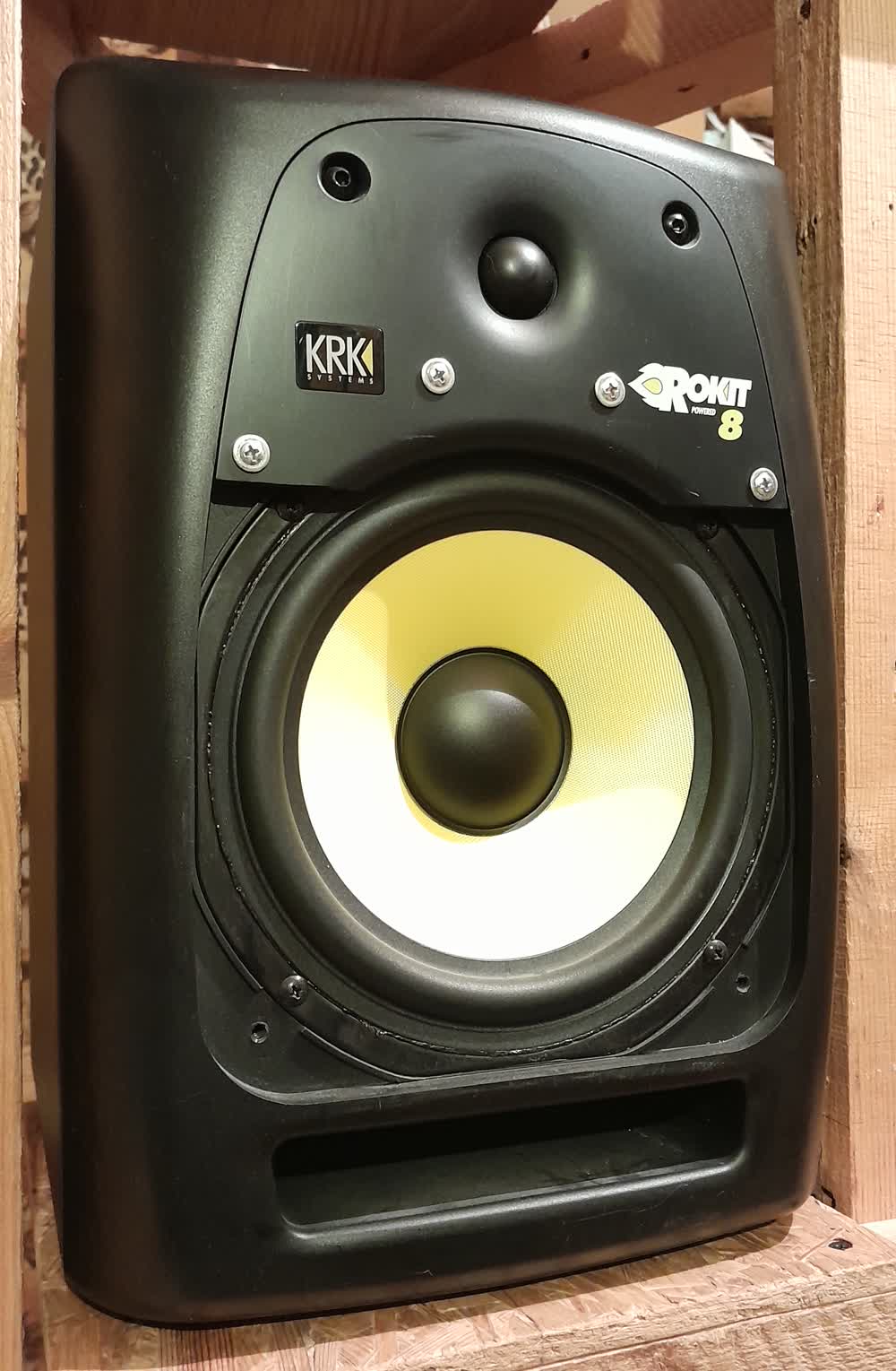 KRK RPG8: vibration elimination